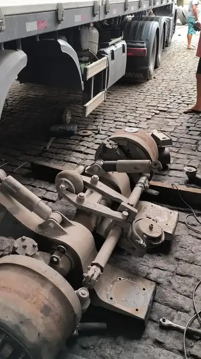 Eixo de carreta com tambores e conjunto de freio desmontados