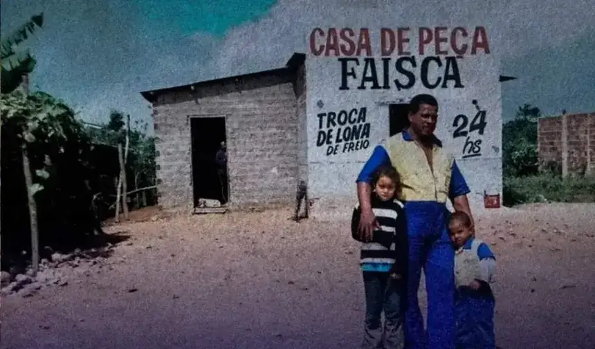 A Casa de Peça Faísca no início, com o fundador e duas crianças em frente