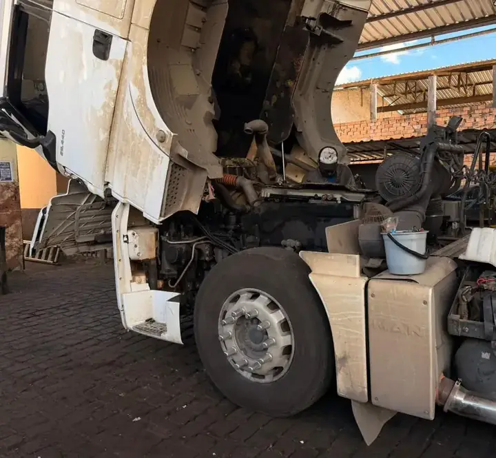 Cavalo mecânico MAN com a cabine basculada em manutenção
