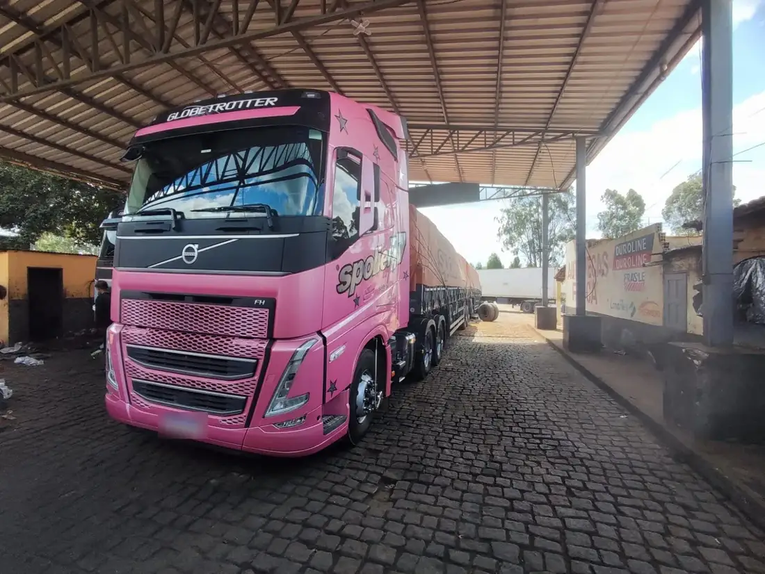 Volvo FH Globetrotter rosa estacionado no pátio coberto da Faísca